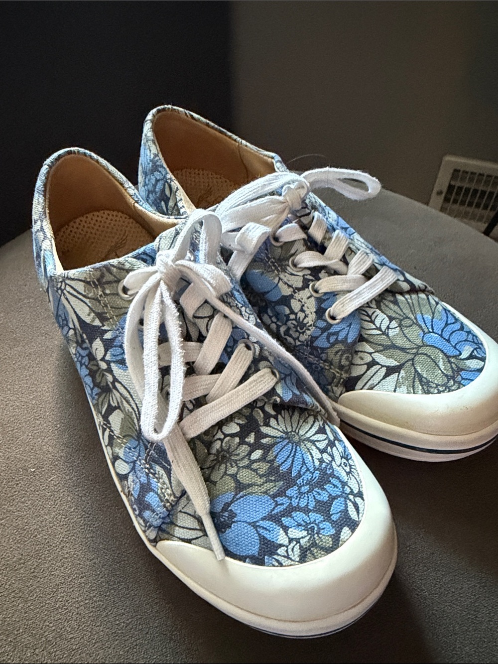 Dansko Veda Hawaii Canvas Womens 38/7.5-8 Sneakers in Blue & Green Floral Print